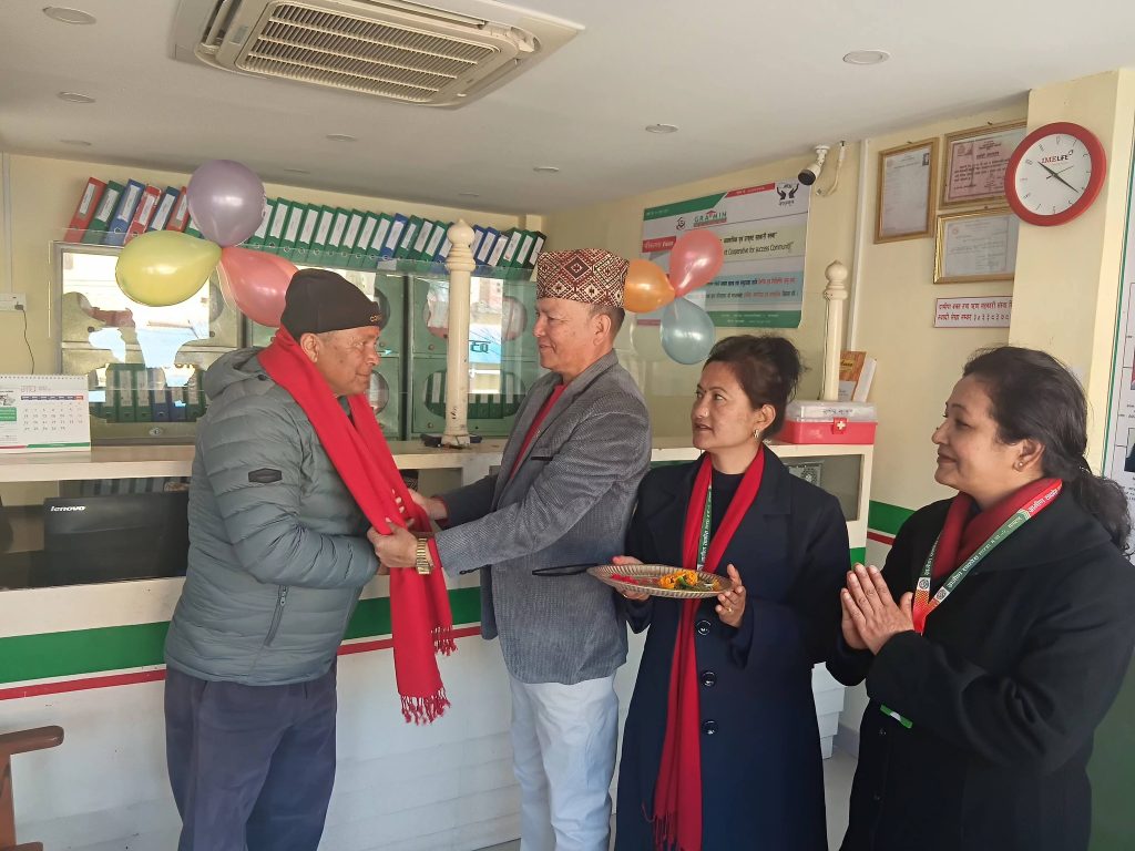 ३१ औं स्थापना दिवसको अवसरमा संस्थामा पहिलो कारोबार गर्नु हुने शेयर सदस्यलाई सम्मान (२०८२।१०।२८)